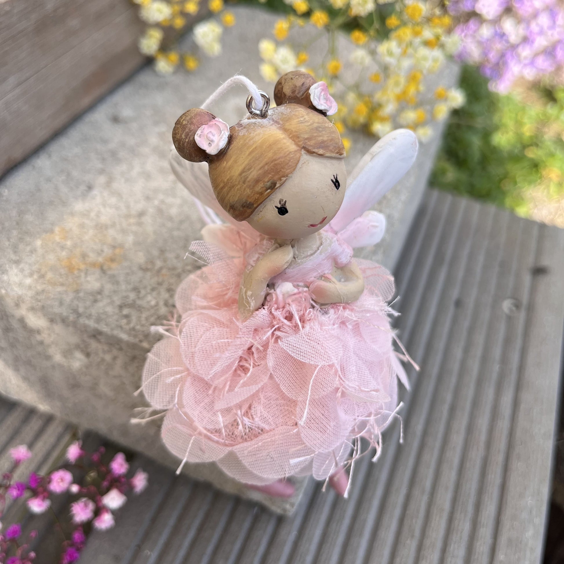 Elfe zum hinhängen in rosa oder mint.
Maße: Höhe ca 12 cm + Hänger
Material: Polyresin, Stoff
Farben: mint, rosa
Lieferumfang: 1 Elfe in der ausgesuchten Farbe