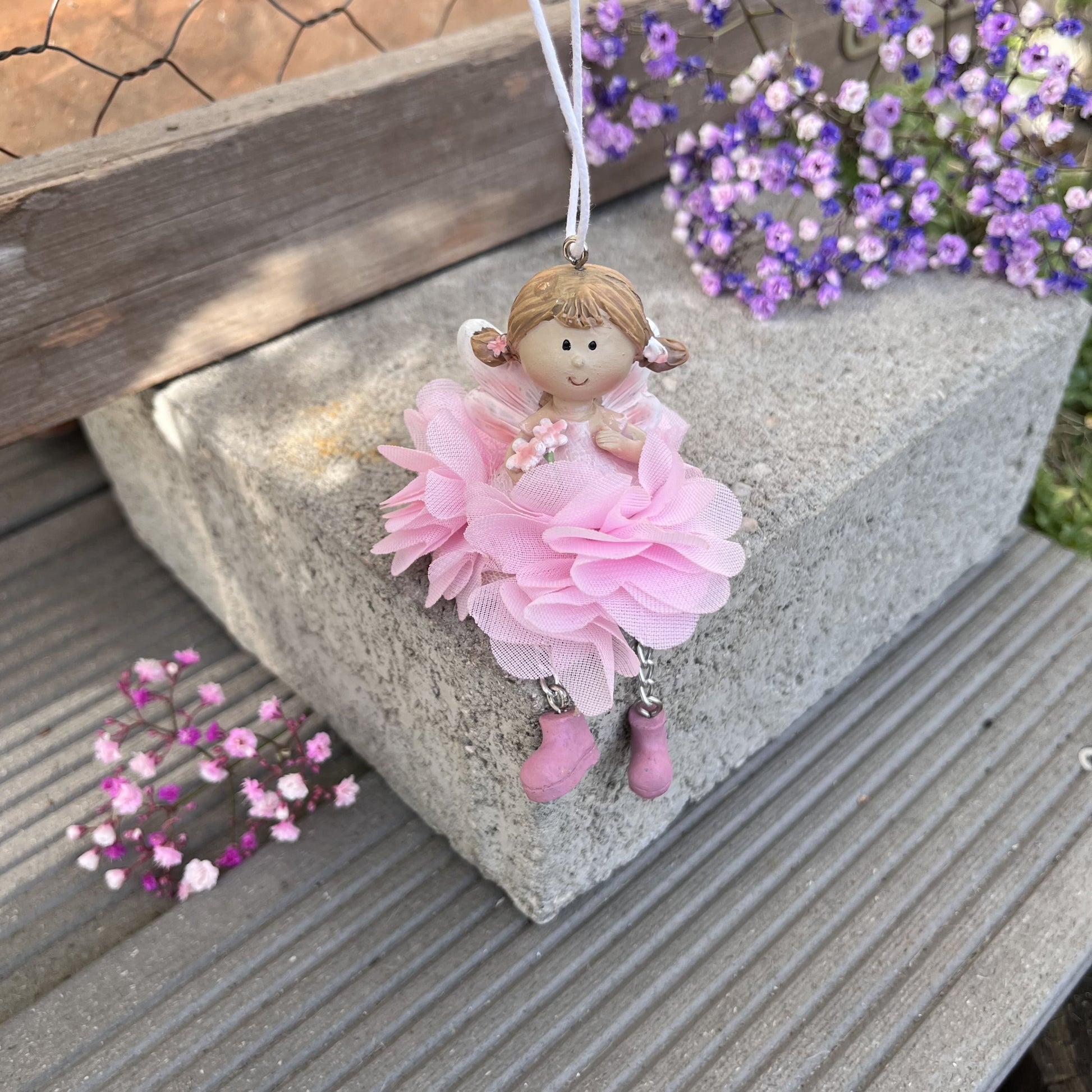 Hängerchen - Elfe - Seidenblume - Dekoration
Höhe: ca. 10,0 cm
Material: Polyresin, Seidenblume
Farben: lila, mint, rosa
Lieferumfang: 1 Elfe in der ausgesuchten Farbe