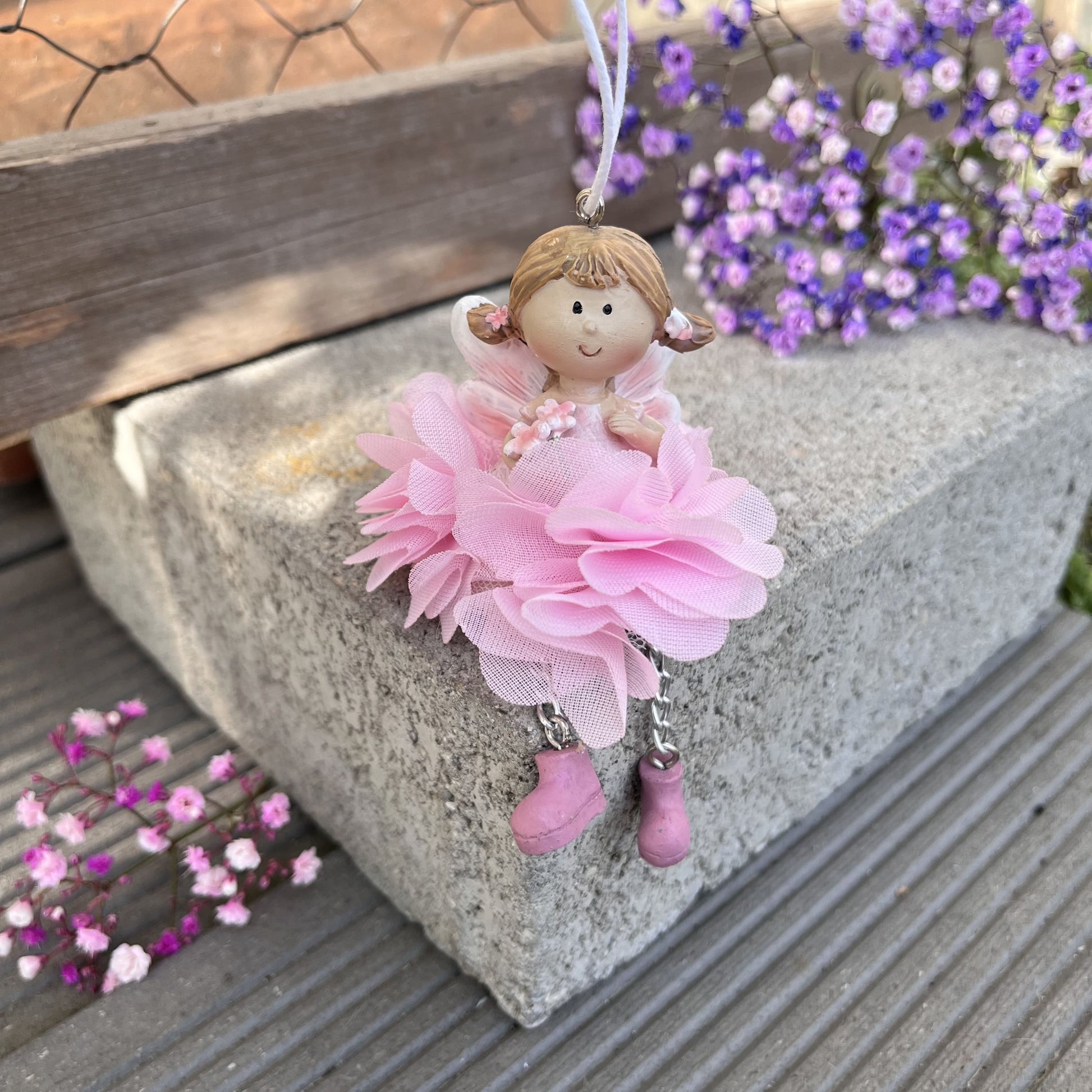 Hängerchen - Elfe - Seidenblume - Dekoration
Höhe: ca. 10,0 cm
Material: Polyresin, Seidenblume
Farben: lila, mint, rosa
Lieferumfang: 1 Elfe in der ausgesuchten Farbe