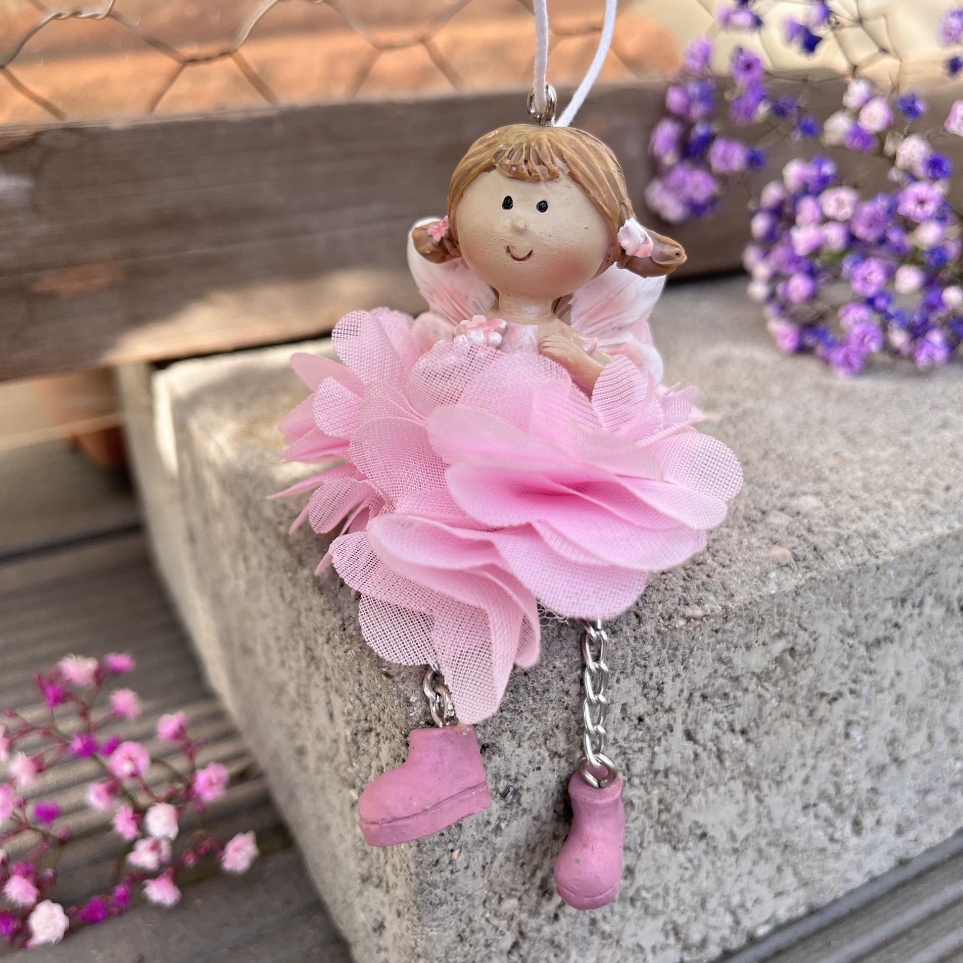 Hängerchen - Elfe - Seidenblume - Dekoration
Höhe: ca. 10,0 cm
Material: Polyresin, Seidenblume
Farben: lila, mint, rosa
Lieferumfang: 1 Elfe in der ausgesuchten Farbe