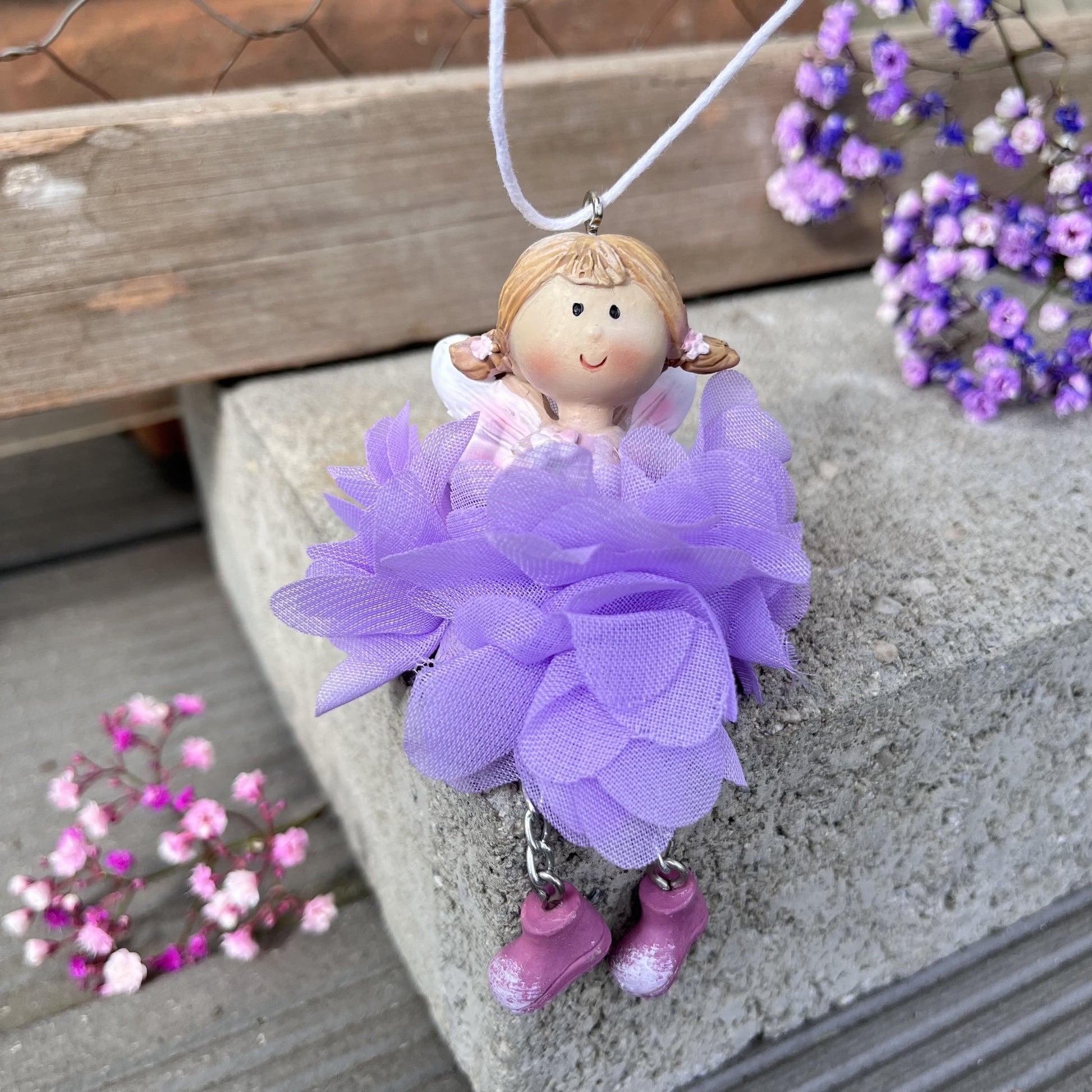 Hängerchen - Elfe - Seidenblume - Dekoration
Höhe: ca. 10,0 cm
Material: Polyresin, Seidenblume
Farben: lila, mint, rosa
Lieferumfang: 1 Elfe in der ausgesuchten Farbe