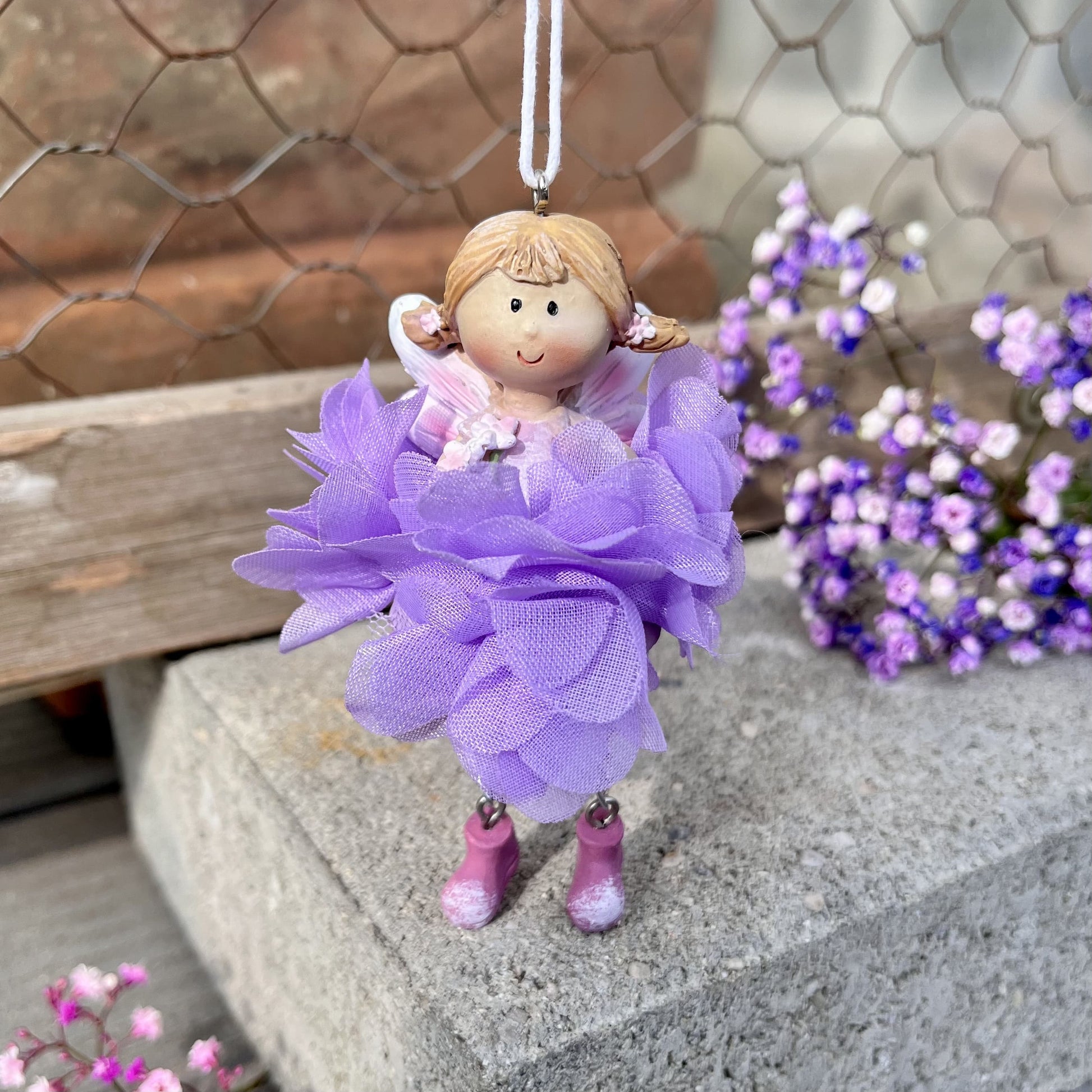 Hängerchen - Elfe - Seidenblume - Dekoration
Höhe: ca. 10,0 cm
Material: Polyresin, Seidenblume
Farben: lila, mint, rosa
Lieferumfang: 1 Elfe in der ausgesuchten Farbe