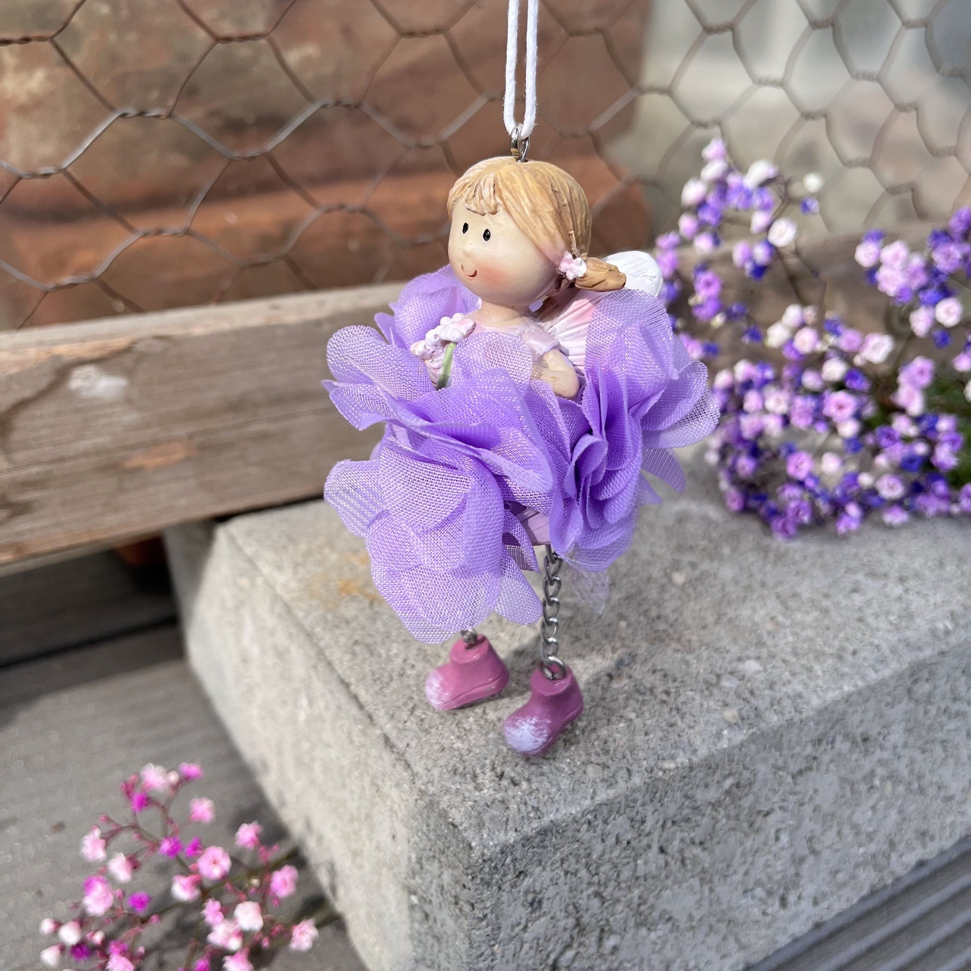 Hängerchen - Elfe - Seidenblume - Dekoration
Höhe: ca. 10,0 cm
Material: Polyresin, Seidenblume
Farben: lila, mint, rosa
Lieferumfang: 1 Elfe in der ausgesuchten Farbe