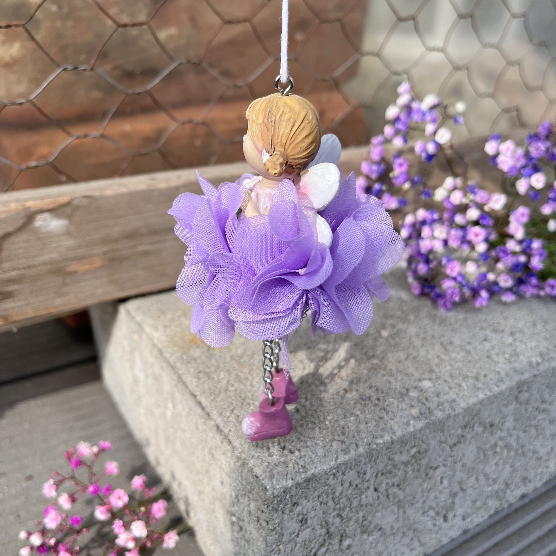 Hängerchen - Elfe - Seidenblume - Dekoration
Höhe: ca. 10,0 cm
Material: Polyresin, Seidenblume
Farben: lila, mint, rosa
Lieferumfang: 1 Elfe in der ausgesuchten Farbe