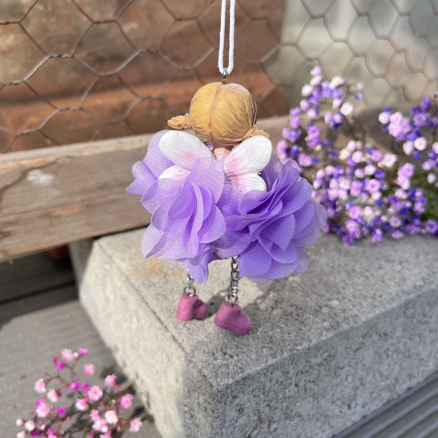 Hängerchen - Elfe - Seidenblume - Dekoration
Höhe: ca. 10,0 cm
Material: Polyresin, Seidenblume
Farben: lila, mint, rosa
Lieferumfang: 1 Elfe in der ausgesuchten Farbe