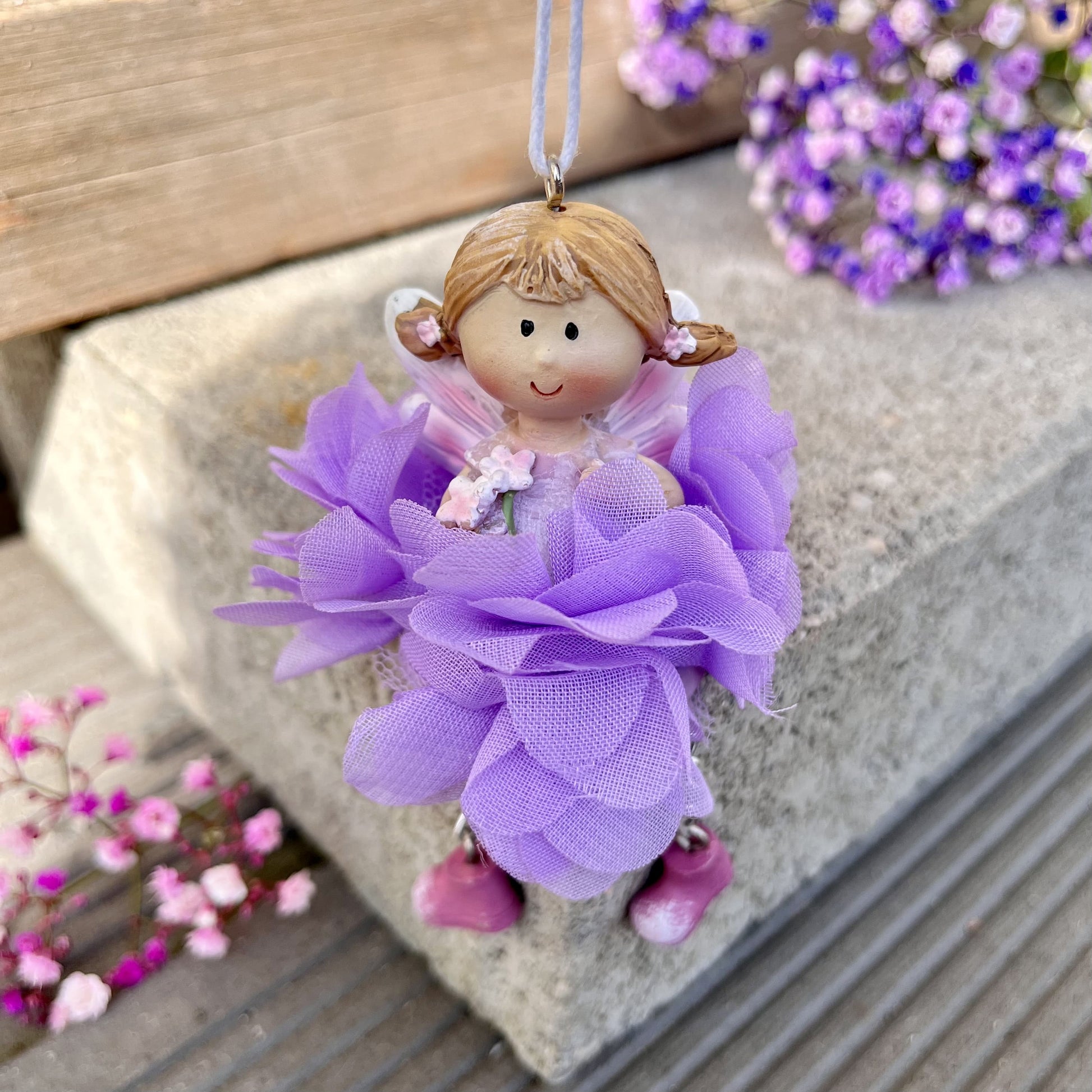 Hängerchen - Elfe - Seidenblume - Dekoration
Höhe: ca. 10,0 cm
Material: Polyresin, Seidenblume
Farben: lila, mint, rosa
Lieferumfang: 1 Elfe in der ausgesuchten Farbe