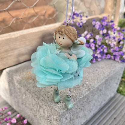Hängerchen - Elfe - Seidenblume - Dekoration
Höhe: ca. 10,0 cm
Material: Polyresin, Seidenblume
Farben: lila, mint, rosa
Lieferumfang: 1 Elfe in der ausgesuchten Farbe