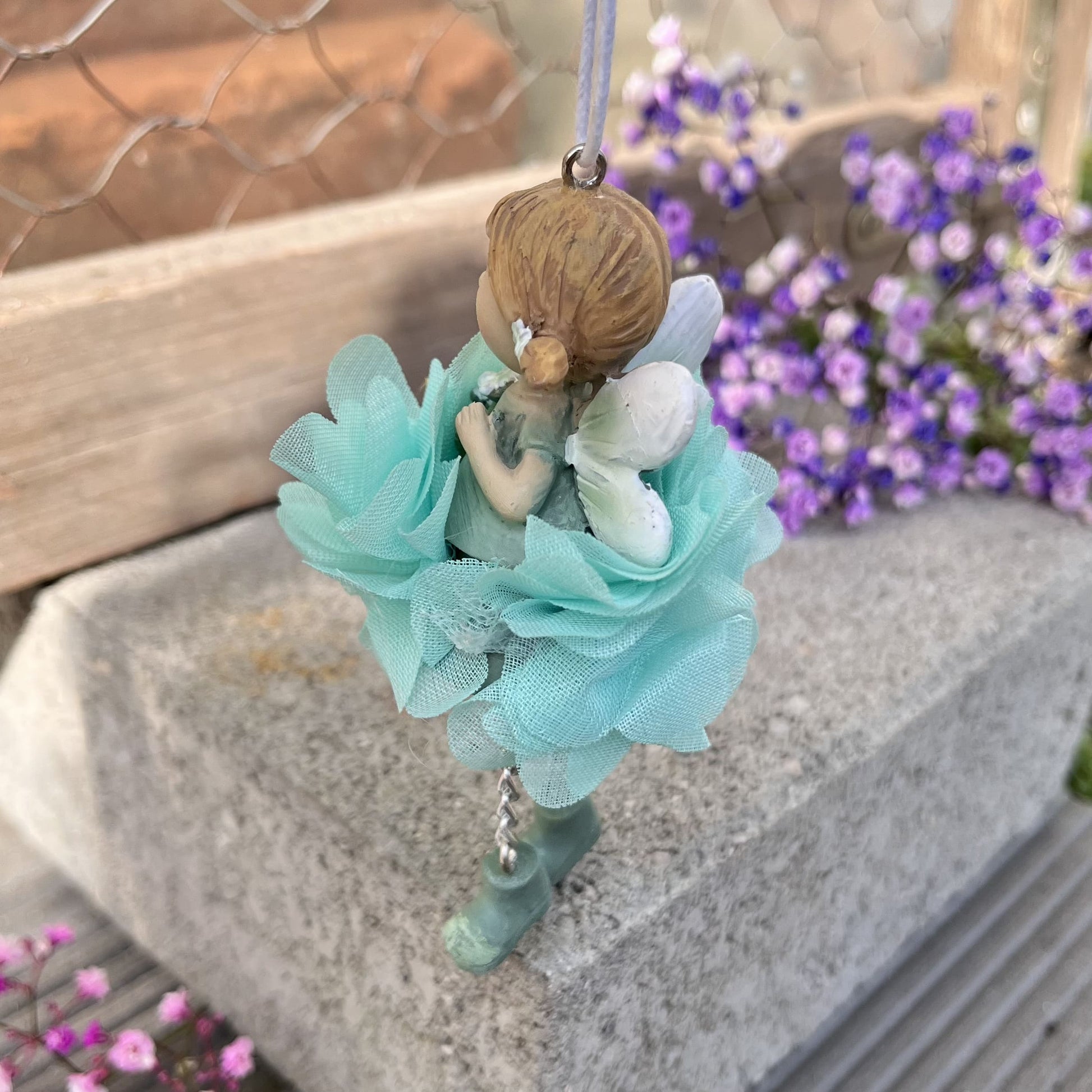 Hängerchen - Elfe - Seidenblume - Dekoration
Höhe: ca. 10,0 cm
Material: Polyresin, Seidenblume
Farben: lila, mint, rosa
Lieferumfang: 1 Elfe in der ausgesuchten Farbe