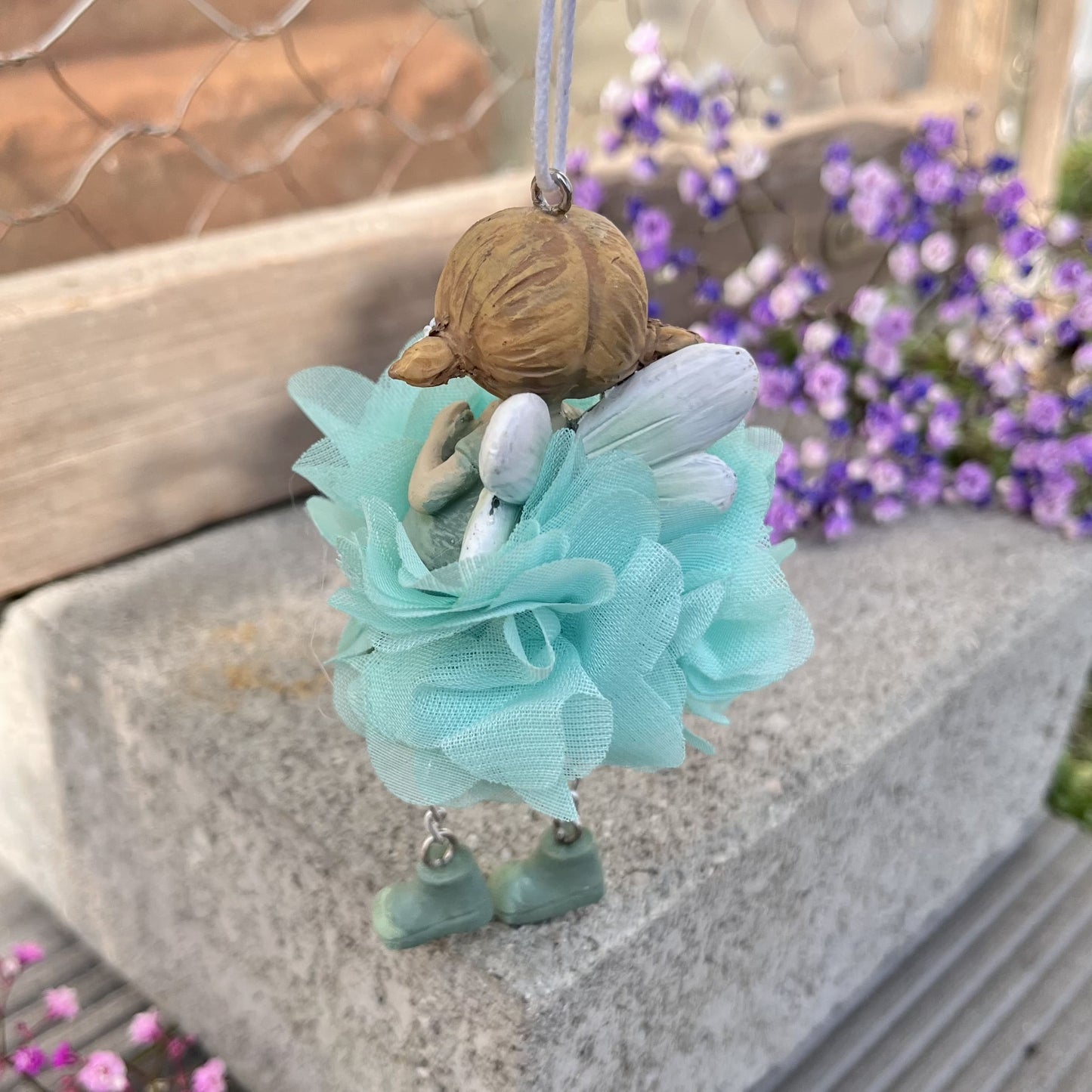 Hängerchen - Elfe - Seidenblume - Dekoration
Höhe: ca. 10,0 cm
Material: Polyresin, Seidenblume
Farben: lila, mint, rosa
Lieferumfang: 1 Elfe in der ausgesuchten Farbe