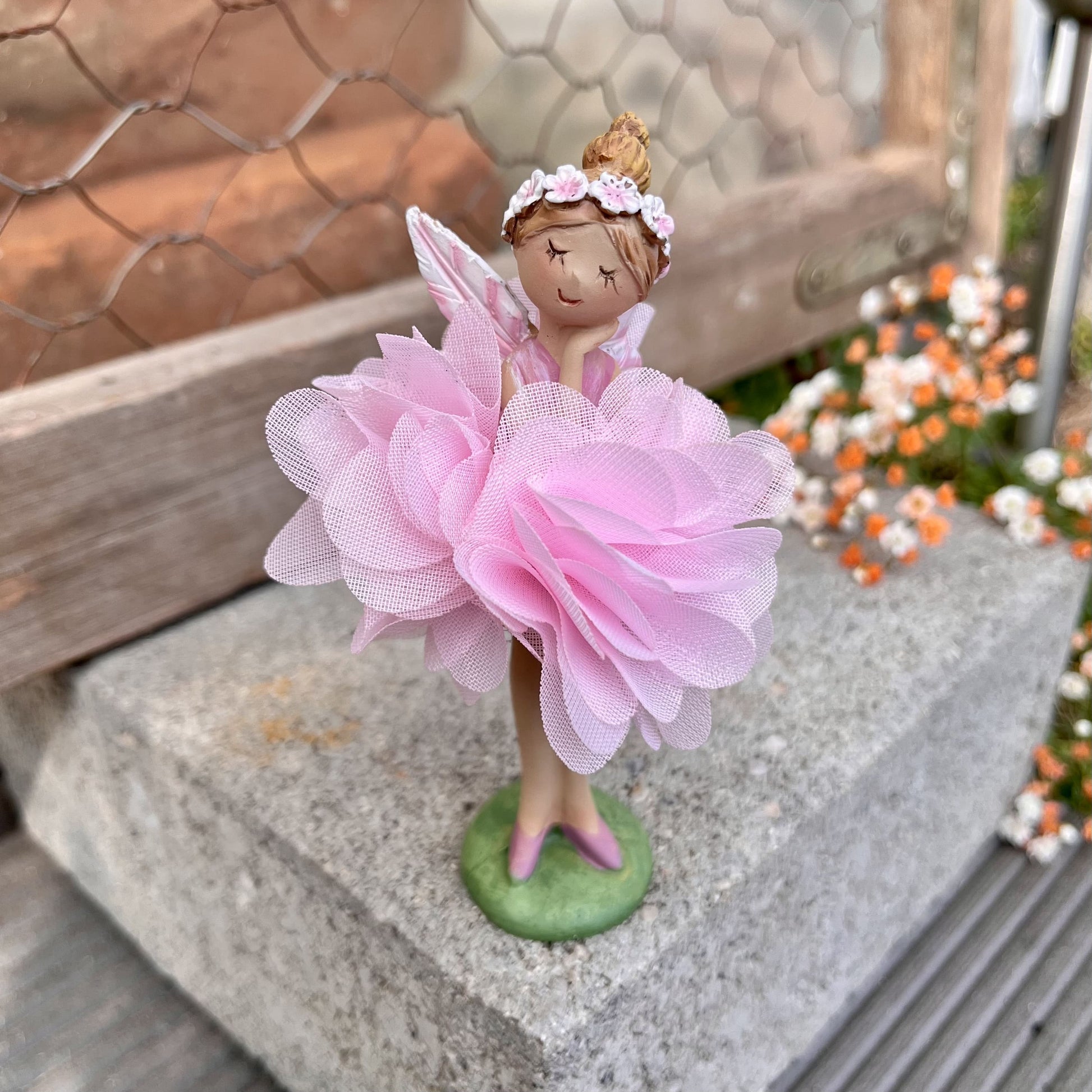 Figur - Elfe - Seidenblume - Dekoration
Höhe: ca. 11,5 cm
Material: Polyresin, Seidenblume
Farben: mint, rosa, lila