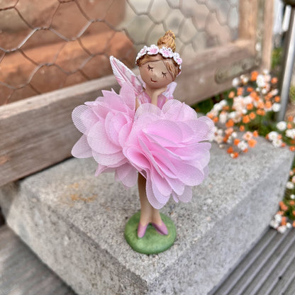 Figur - Elfe - Seidenblume - Dekoration
Höhe: ca. 11,5 cm
Material: Polyresin, Seidenblume
Farben: mint, rosa, lila