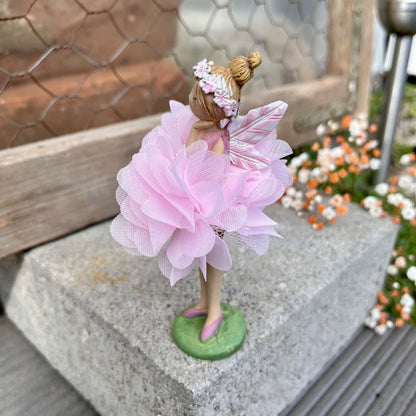 Figur - Elfe - Seidenblume - Dekoration
Höhe: ca. 11,5 cm
Material: Polyresin, Seidenblume
Farben: mint, rosa, lila