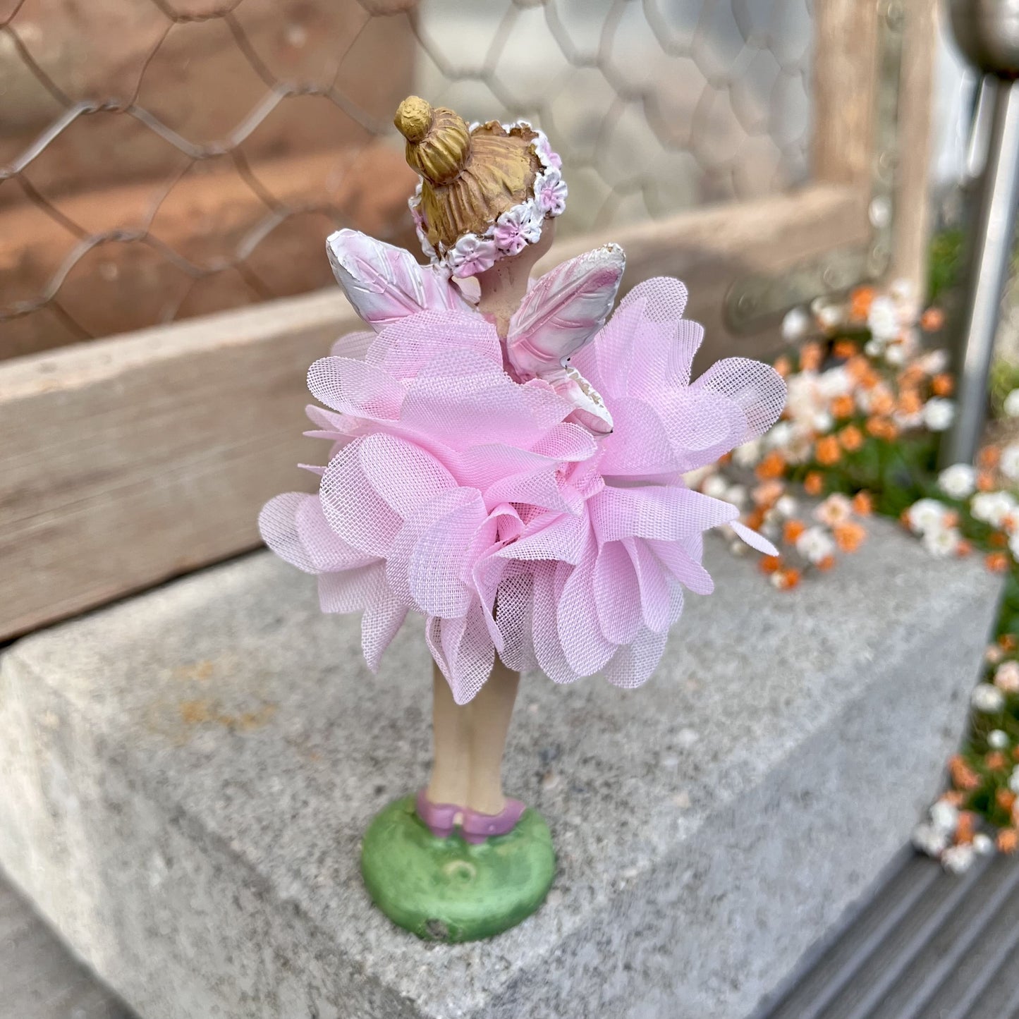 Figur - Elfe - Seidenblume - Dekoration
Höhe: ca. 11,5 cm
Material: Polyresin, Seidenblume
Farben: mint, rosa, lila