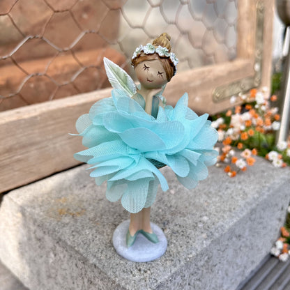 Figur - Elfe - Seidenblume - Dekoration
Höhe: ca. 11,5 cm
Material: Polyresin, Seidenblume
Farben: mint, rosa, lila