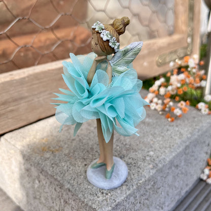 Figur - Elfe - Seidenblume - Dekoration
Höhe: ca. 11,5 cm
Material: Polyresin, Seidenblume
Farben: mint, rosa, lila