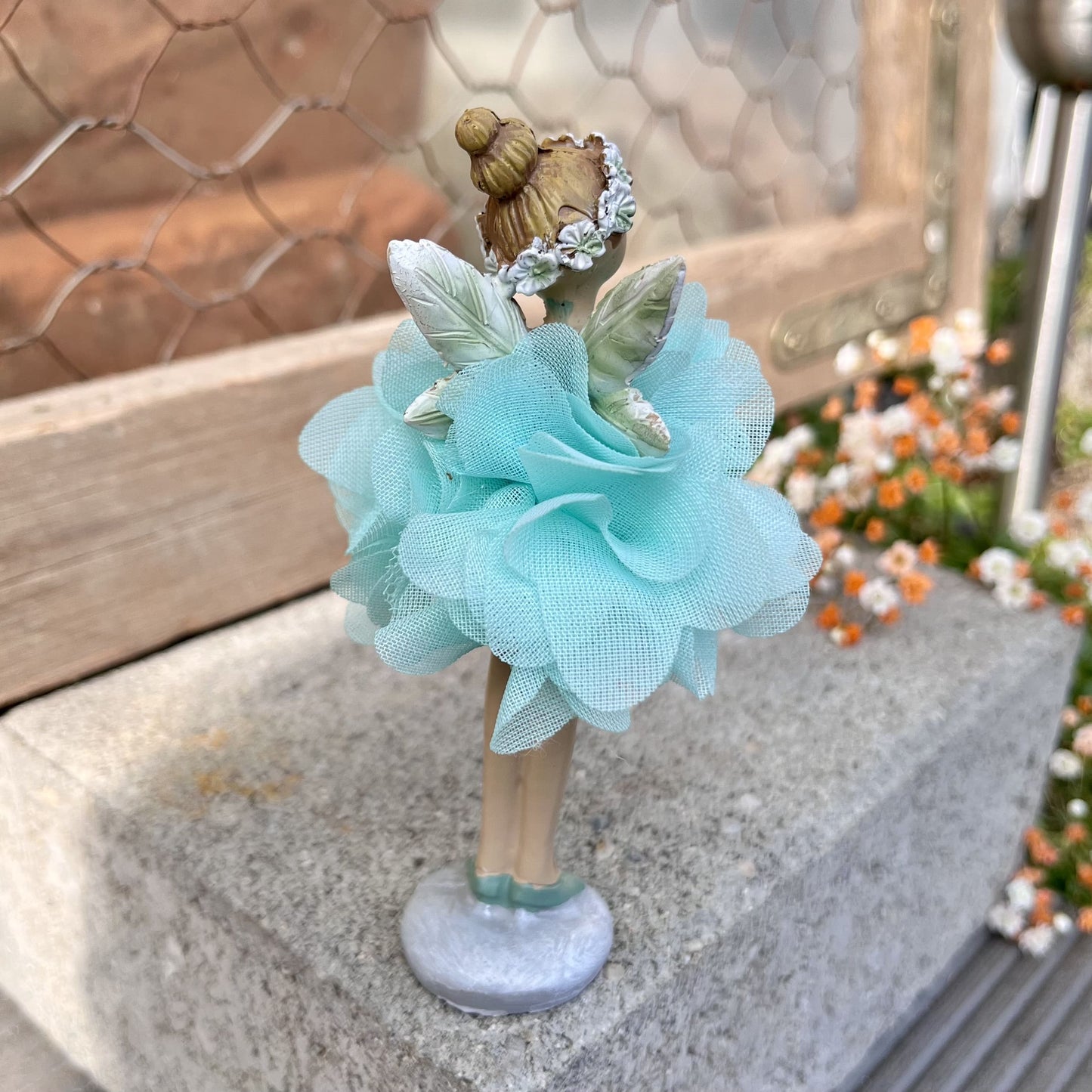 Figur - Elfe - Seidenblume - Dekoration
Höhe: ca. 11,5 cm
Material: Polyresin, Seidenblume
Farben: mint, rosa, lila