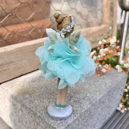 Figur - Elfe - Seidenblume - Dekoration
Höhe: ca. 11,5 cm
Material: Polyresin, Seidenblume
Farben: mint, rosa, lila