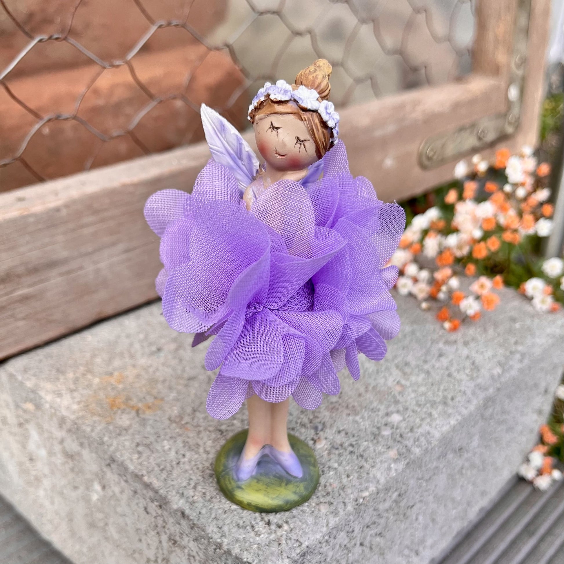 Figur - Elfe - Seidenblume - Dekoration
Höhe: ca. 11,5 cm
Material: Polyresin, Seidenblume
Farben: mint, rosa, lila