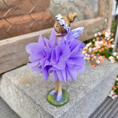 Figur - Elfe - Seidenblume - Dekoration
Höhe: ca. 11,5 cm
Material: Polyresin, Seidenblume
Farben: mint, rosa, lila