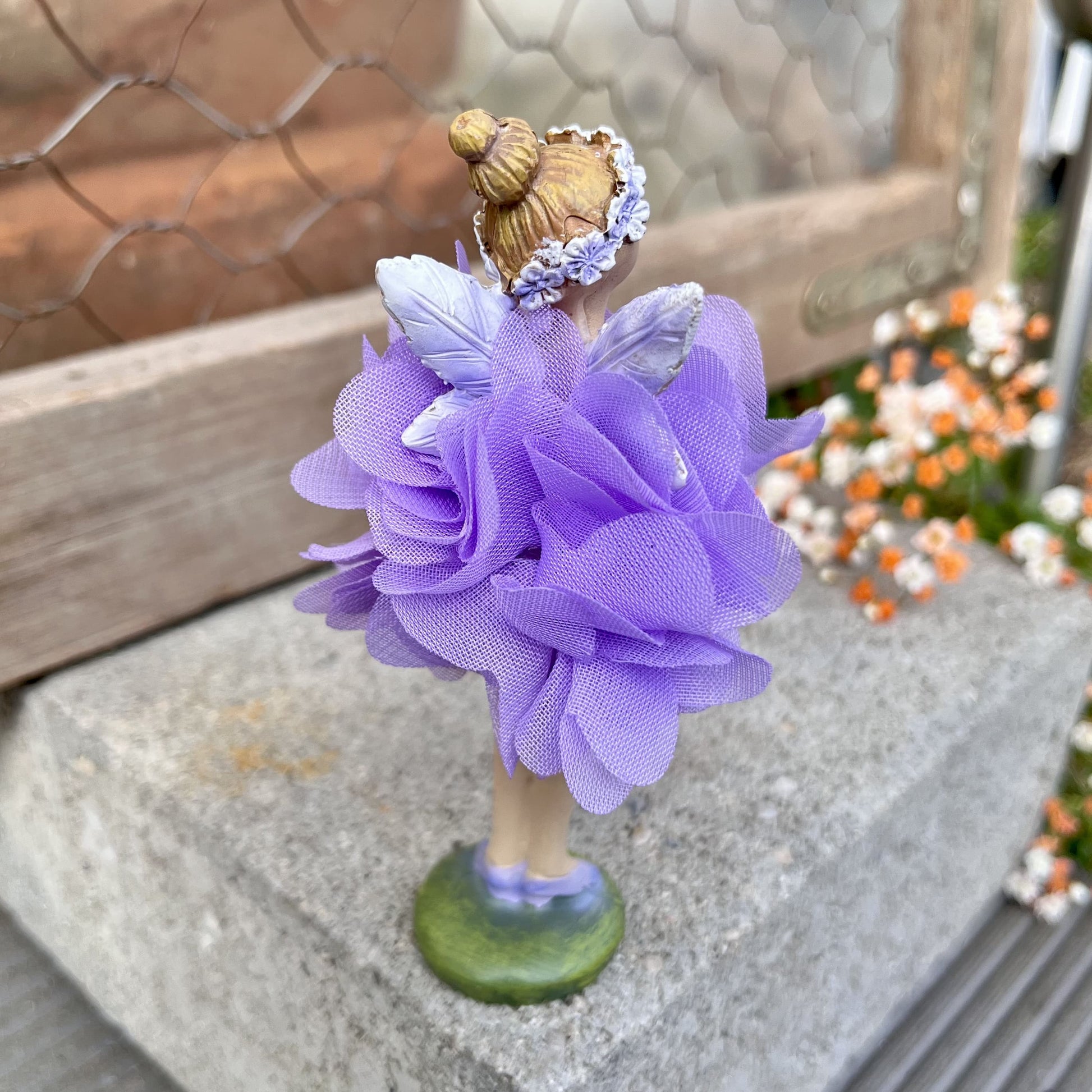 Figur - Elfe - Seidenblume - Dekoration
Höhe: ca. 11,5 cm
Material: Polyresin, Seidenblume
Farben: mint, rosa, lila