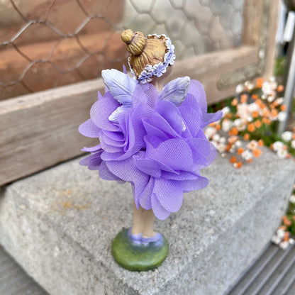 Figur - Elfe - Seidenblume - Dekoration
Höhe: ca. 11,5 cm
Material: Polyresin, Seidenblume
Farben: mint, rosa, lila