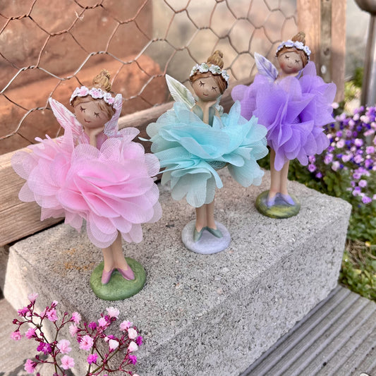 Figur - Elfe - Seidenblume - Dekoration
Höhe: ca. 11,5 cm
Material: Polyresin, Seidenblume
Farben: mint, rosa, lila