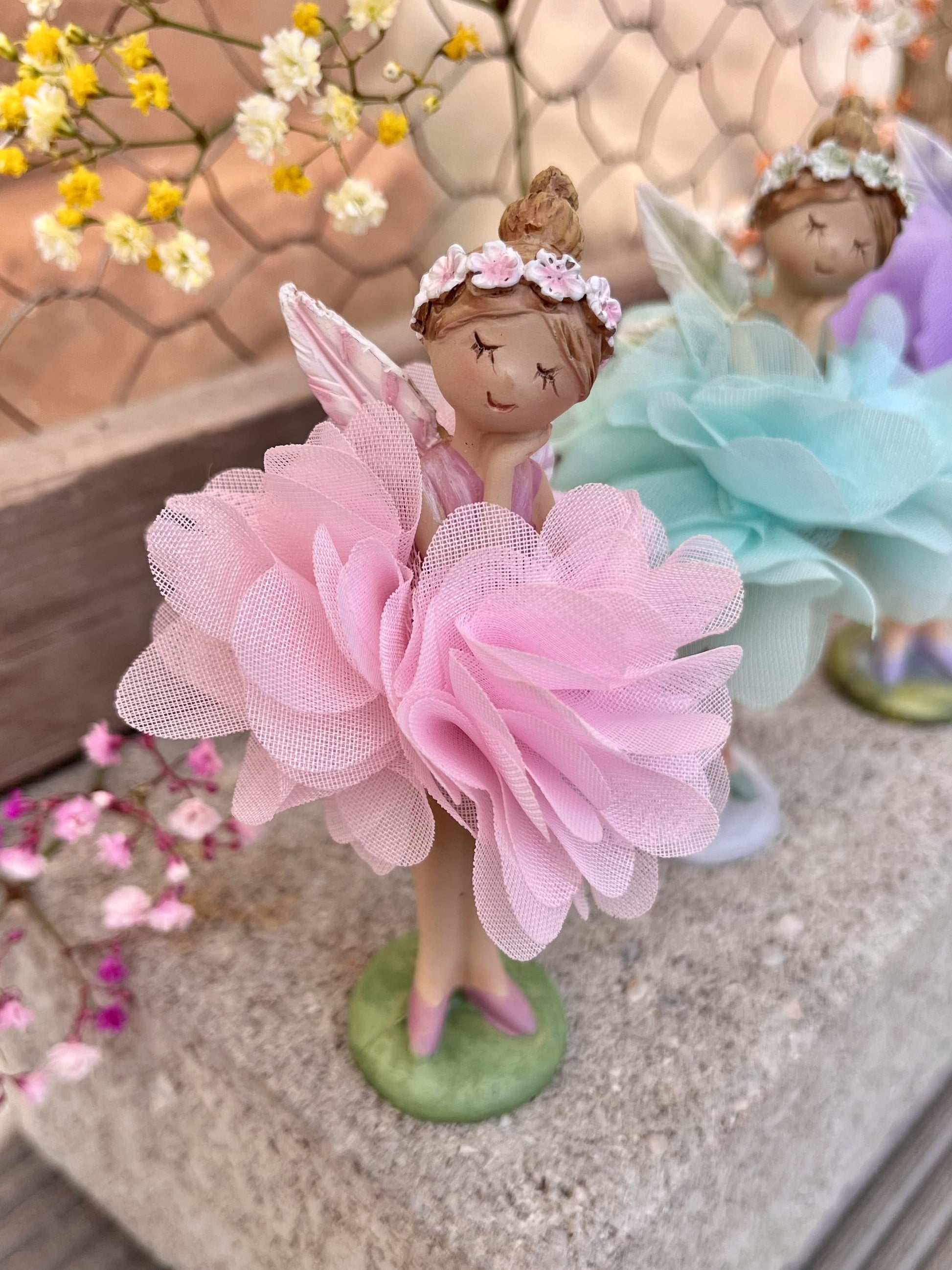 Figur - Elfe - Seidenblume - Dekoration
Höhe: ca. 11,5 cm
Material: Polyresin, Seidenblume
Farben: mint, rosa, lila