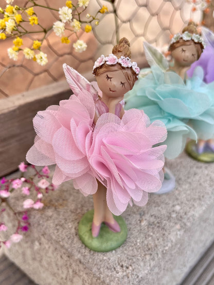 Figur - Elfe - Seidenblume - Dekoration
Höhe: ca. 11,5 cm
Material: Polyresin, Seidenblume
Farben: mint, rosa, lila