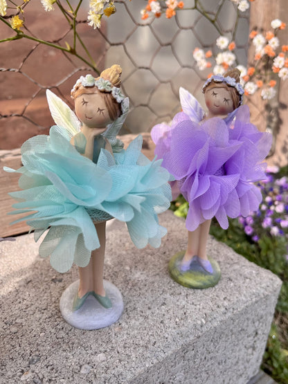 Figur - Elfe - Seidenblume - Dekoration
Höhe: ca. 11,5 cm
Material: Polyresin, Seidenblume
Farben: mint, rosa, lila