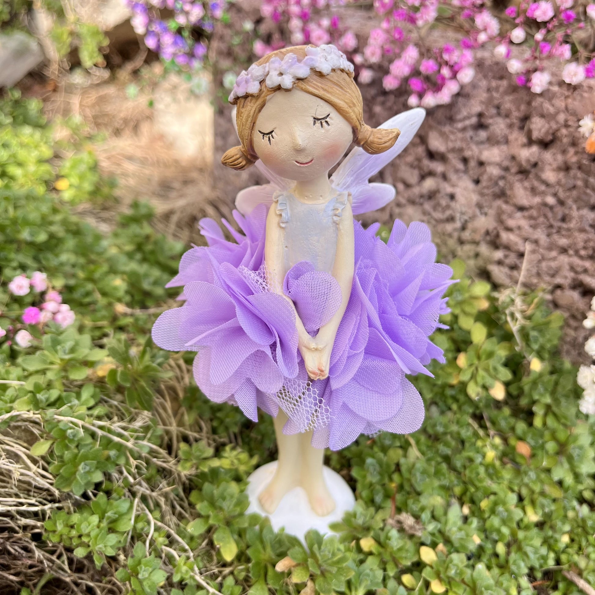 Gartenelfen aus Poly in 2 verschiedenen Ausführungen. Einmal mit der Hand am Mund, oder mit den Händen nach vorn.
Maße: H 17 cm
Material: Poly
Farbe: weiß, lila
Lieferumfang: Gartenelfe in der ausgesuchten Variante