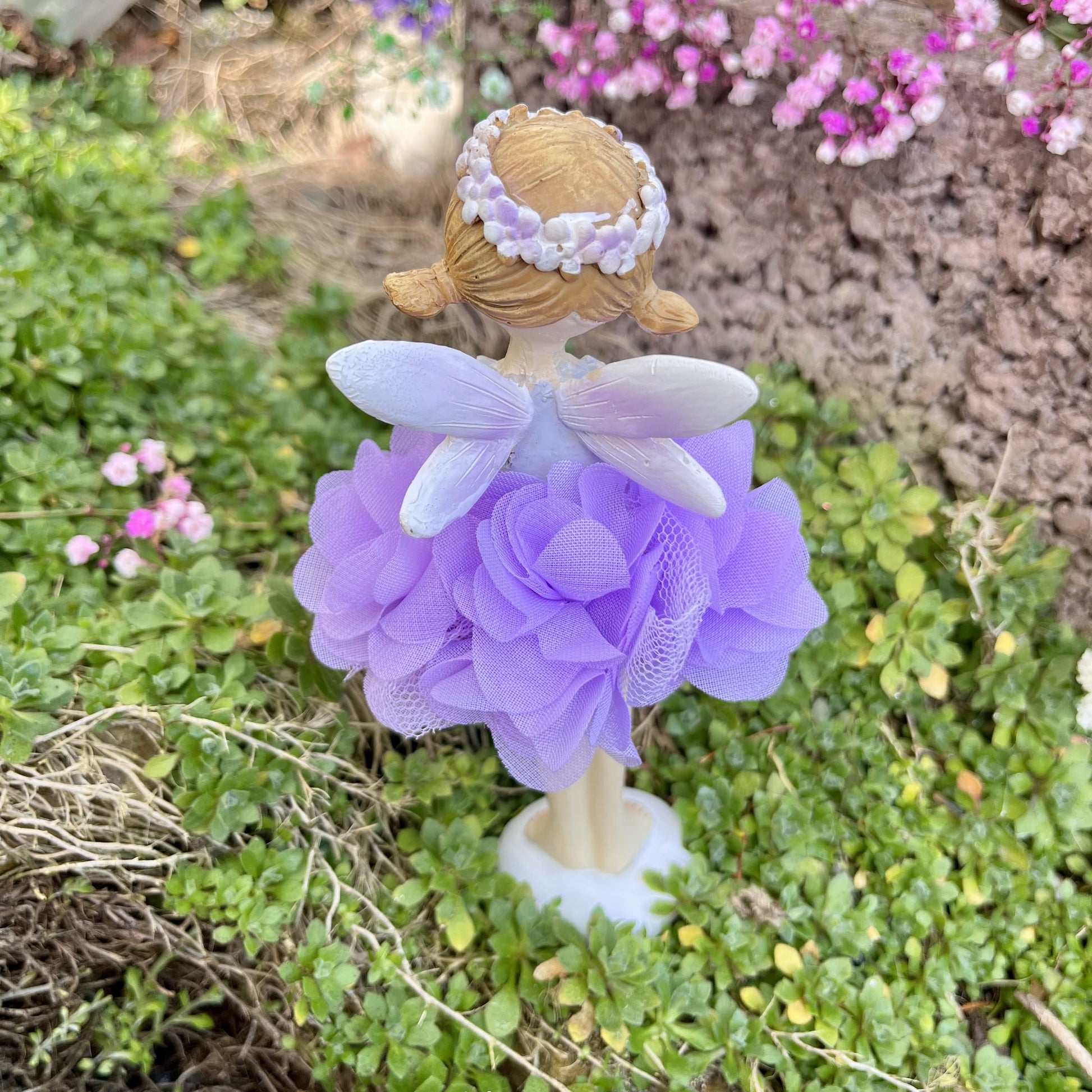 Gartenelfen aus Poly in 2 verschiedenen Ausführungen. Einmal mit der Hand am Mund, oder mit den Händen nach vorn.
Maße: H 17 cm
Material: Poly
Farbe: weiß, lila
Lieferumfang: Gartenelfe in der ausgesuchten Variante