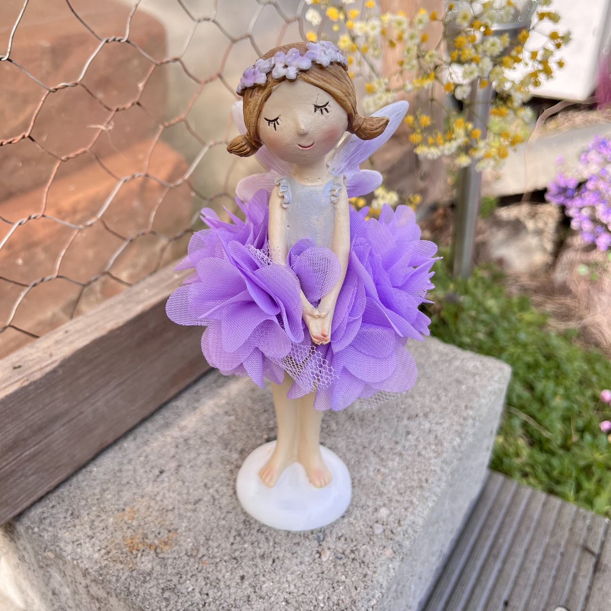 Gartenelfen aus Poly in 2 verschiedenen Ausführungen. Einmal mit der Hand am Mund, oder mit den Händen nach vorn.
Maße: H 17 cm
Material: Poly
Farbe: weiß, lila
Lieferumfang: Gartenelfe in der ausgesuchten Variante