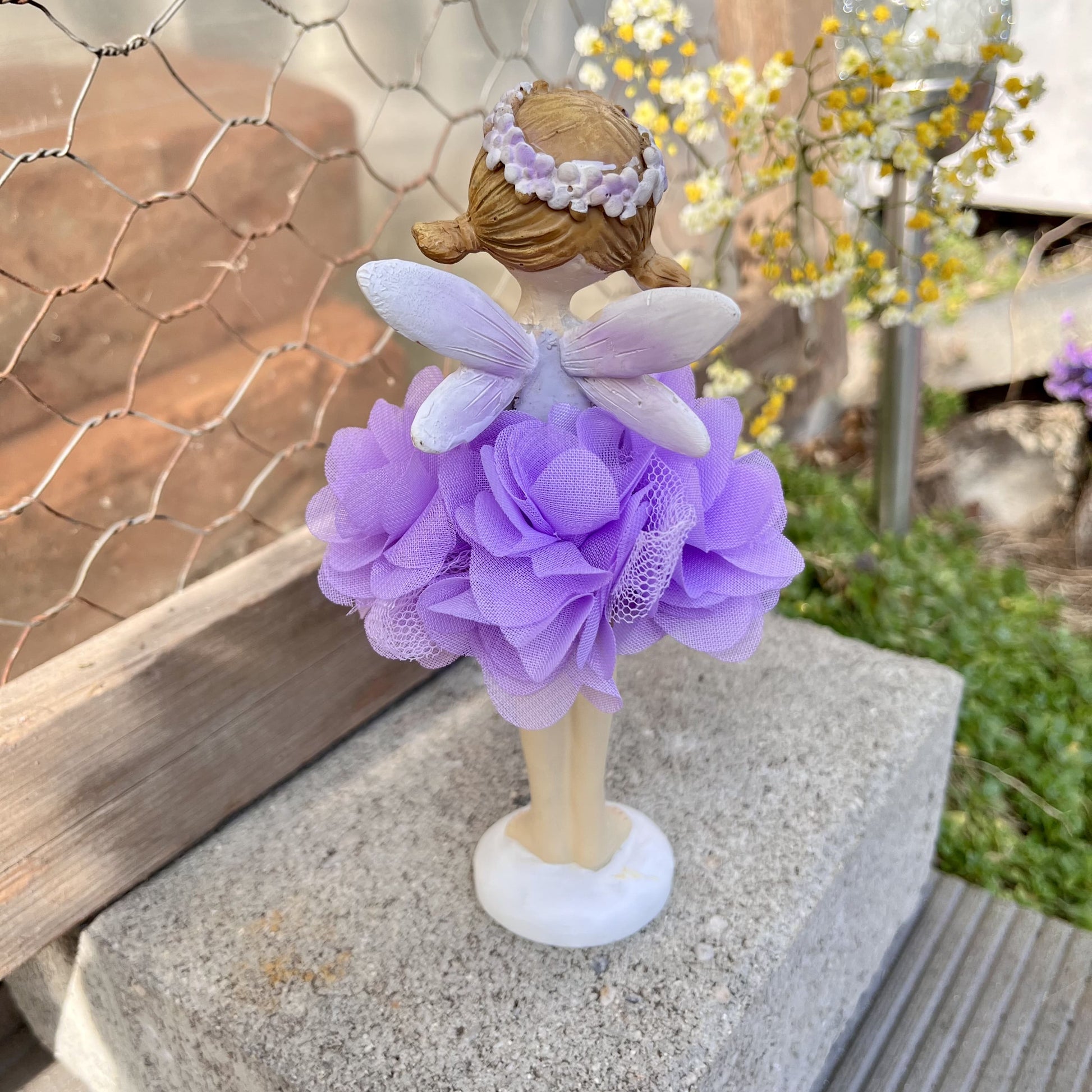 Gartenelfen aus Poly in 2 verschiedenen Ausführungen. Einmal mit der Hand am Mund, oder mit den Händen nach vorn.
Maße: H 17 cm
Material: Poly
Farbe: weiß, lila
Lieferumfang: Gartenelfe in der ausgesuchten Variante