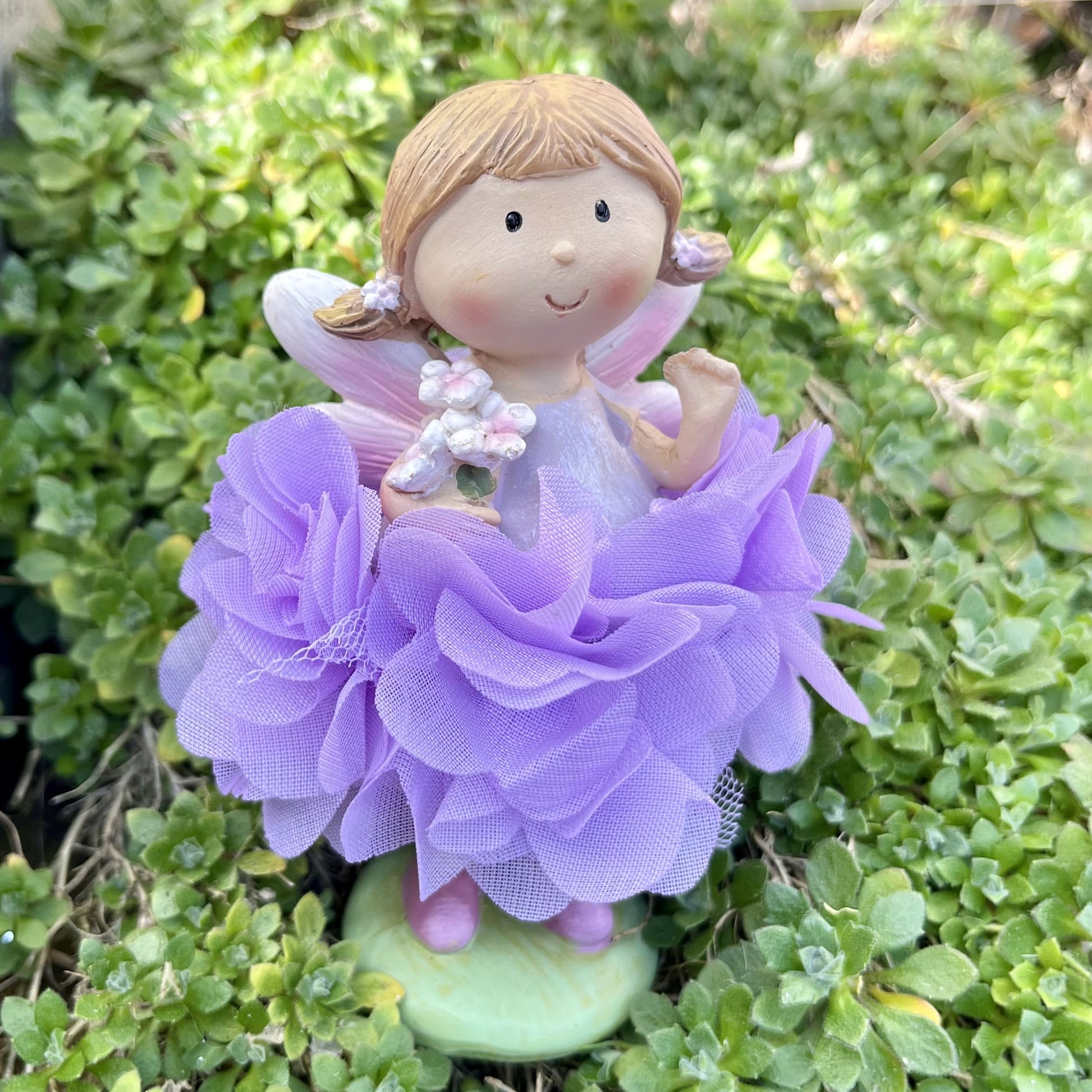 Figur - Elfe - Seidenblume - Dekoration
Höhe: ca. 11,5 cm
Material: Polyresin, Seidenblume
Farben: mint, rosa, lila