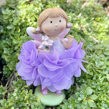 Figur - Elfe - Seidenblume - Dekoration
Höhe: ca. 11,5 cm
Material: Polyresin, Seidenblume
Farben: mint, rosa, lila