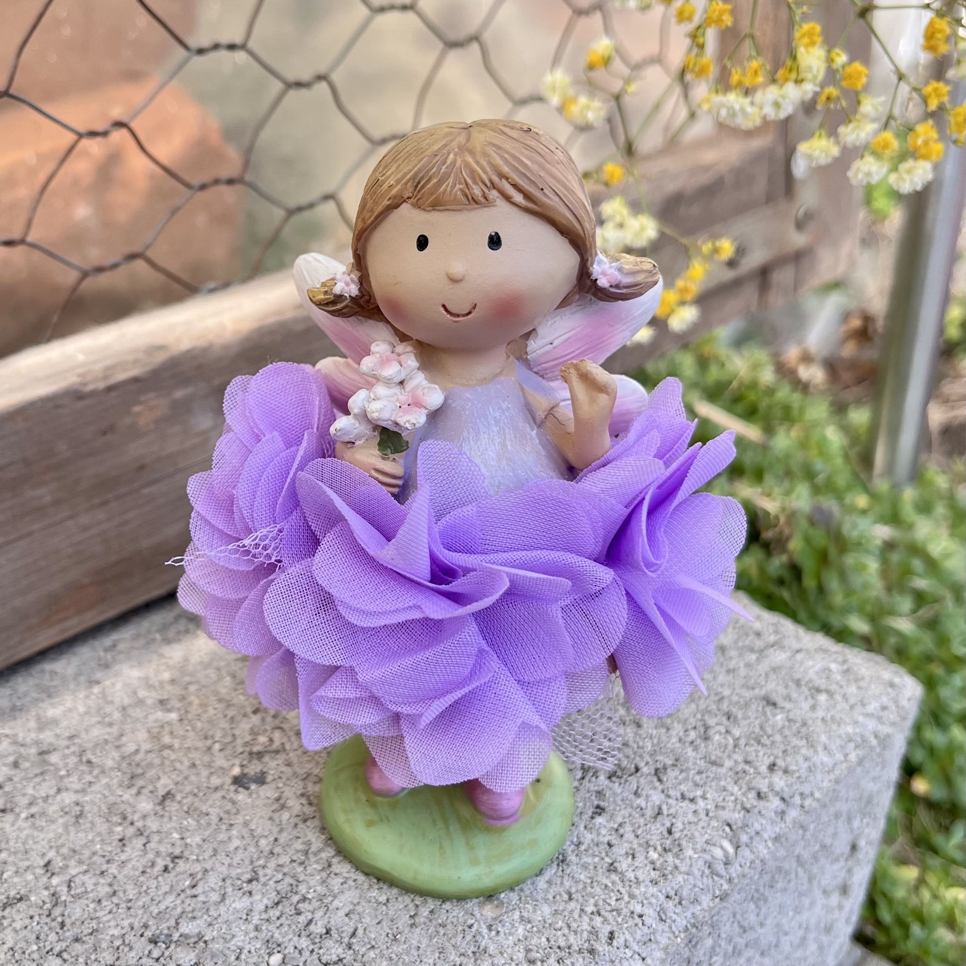 Figur - Elfe - Seidenblume - Dekoration
Höhe: ca. 11,5 cm
Material: Polyresin, Seidenblume
Farben: mint, rosa, lila