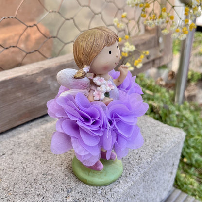 Figur - Elfe - Seidenblume - Dekoration
Höhe: ca. 11,5 cm
Material: Polyresin, Seidenblume
Farben: mint, rosa, lila