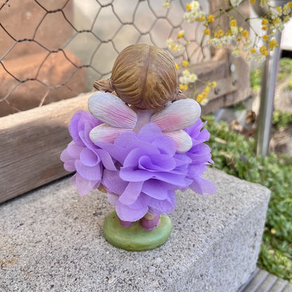 Figur - Elfe - Seidenblume - Dekoration
Höhe: ca. 11,5 cm
Material: Polyresin, Seidenblume
Farben: mint, rosa, lila