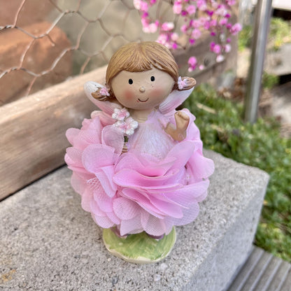 Figur - Elfe - Seidenblume - Dekoration
Höhe: ca. 11,5 cm
Material: Polyresin, Seidenblume
Farben: mint, rosa, lila