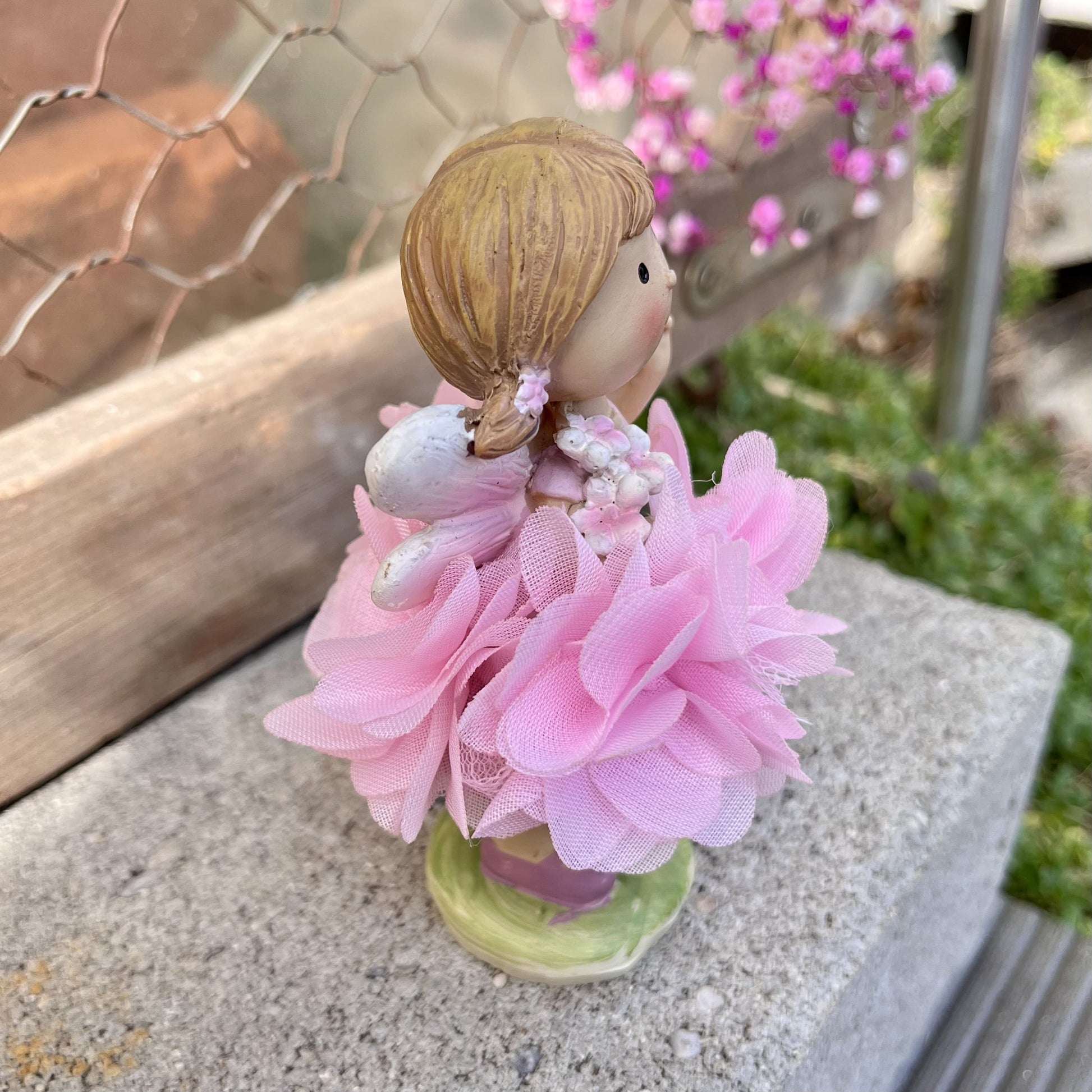 Figur - Elfe - Seidenblume - Dekoration
Höhe: ca. 11,5 cm
Material: Polyresin, Seidenblume
Farben: mint, rosa, lila