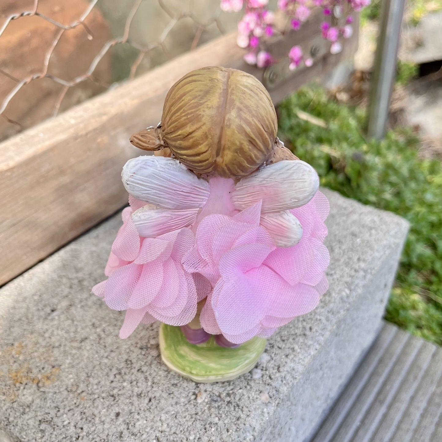 Figur - Elfe - Seidenblume - Dekoration
Höhe: ca. 11,5 cm
Material: Polyresin, Seidenblume
Farben: mint, rosa, lila