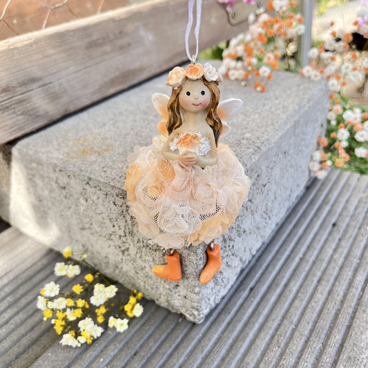 Elfe im Rosenkleid zum hinhängen in 2 Farben erhältlich.
Maße: Höhe ca 10 cm + Hänger
Material: Polyresin, Stoff, Metall
Farben: rosa, apricot
Lieferumfang: 1 Elfe in der ausgesuchten Farbe