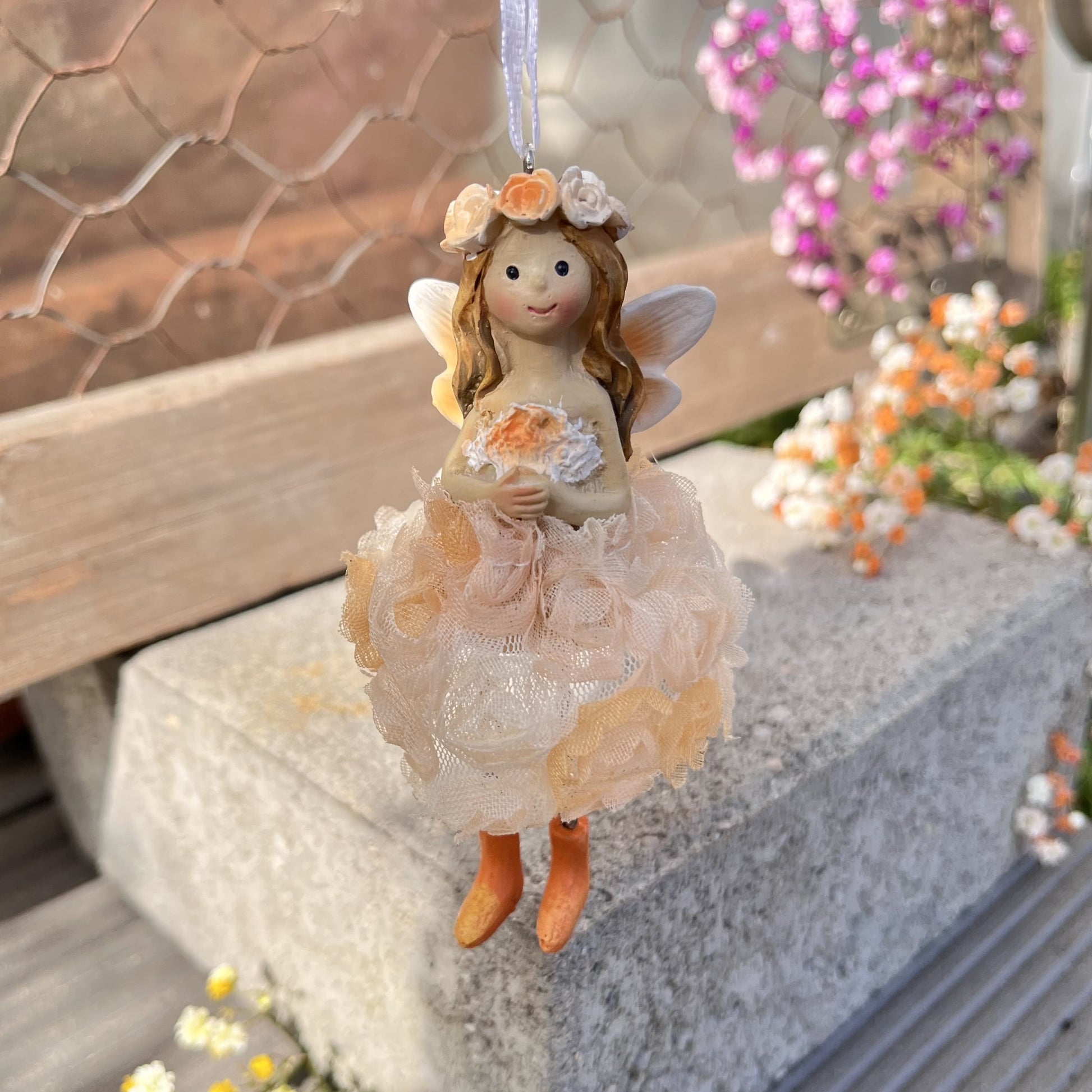 Elfe im Rosenkleid zum hinhängen in 2 Farben erhältlich.
Maße: Höhe ca 10 cm + Hänger
Material: Polyresin, Stoff, Metall
Farben: rosa, apricot
Lieferumfang: 1 Elfe in der ausgesuchten Farbe
