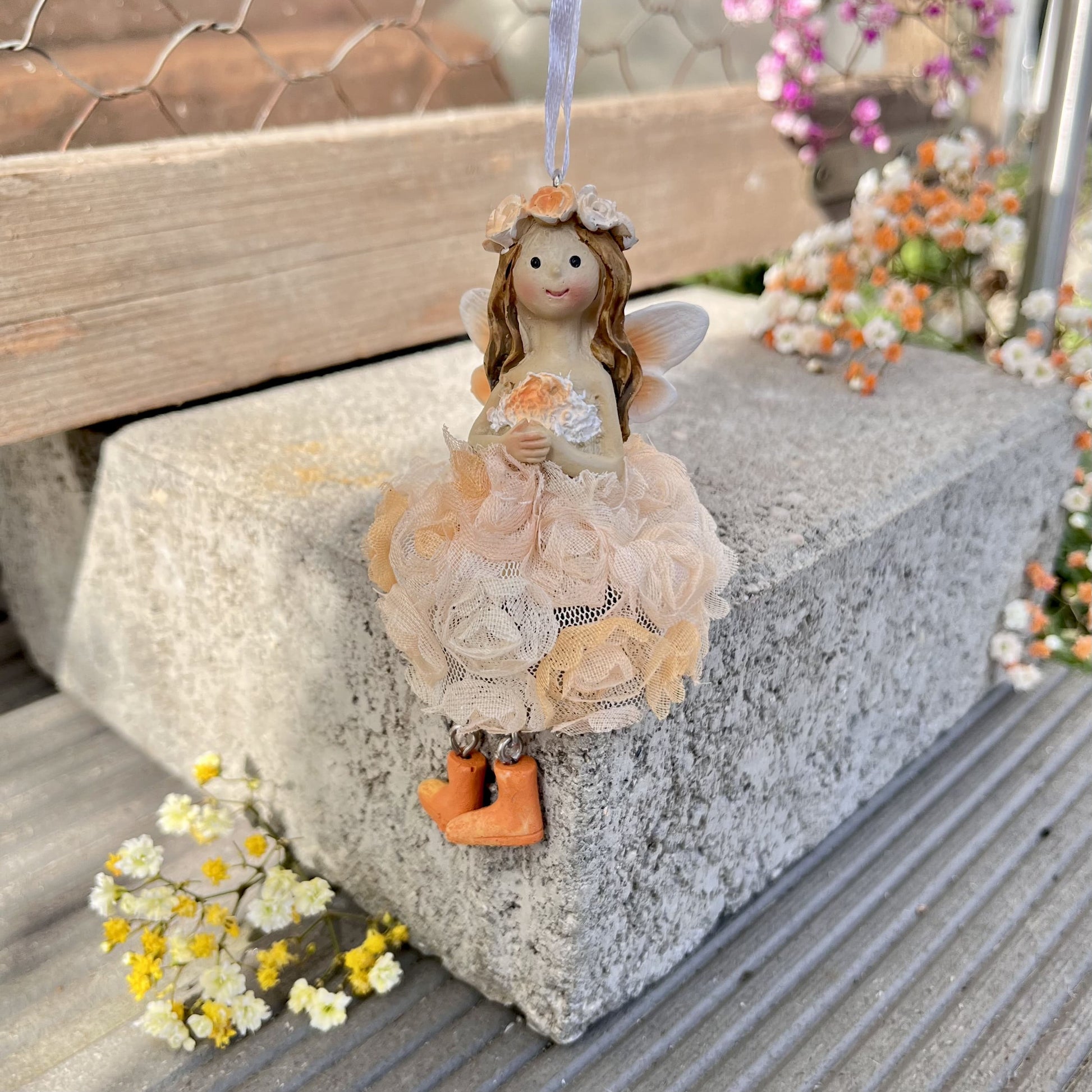 Elfe im Rosenkleid zum hinhängen in 2 Farben erhältlich.
Maße: Höhe ca 10 cm + Hänger
Material: Polyresin, Stoff, Metall
Farben: rosa, apricot
Lieferumfang: 1 Elfe in der ausgesuchten Farbe
