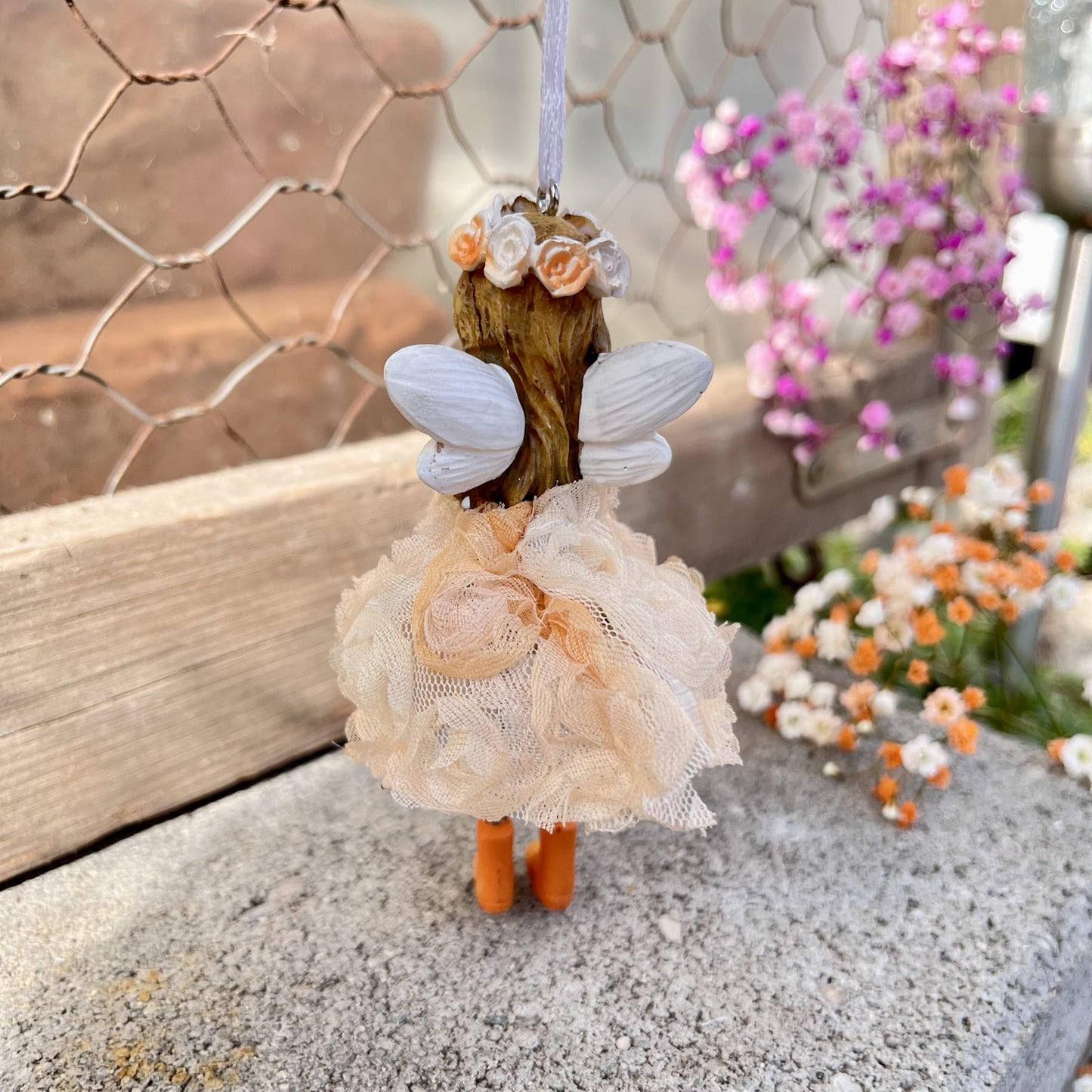 Elfe im Rosenkleid zum hinhängen in 2 Farben erhältlich.
Maße: Höhe ca 10 cm + Hänger
Material: Polyresin, Stoff, Metall
Farben: rosa, apricot
Lieferumfang: 1 Elfe in der ausgesuchten Farbe
