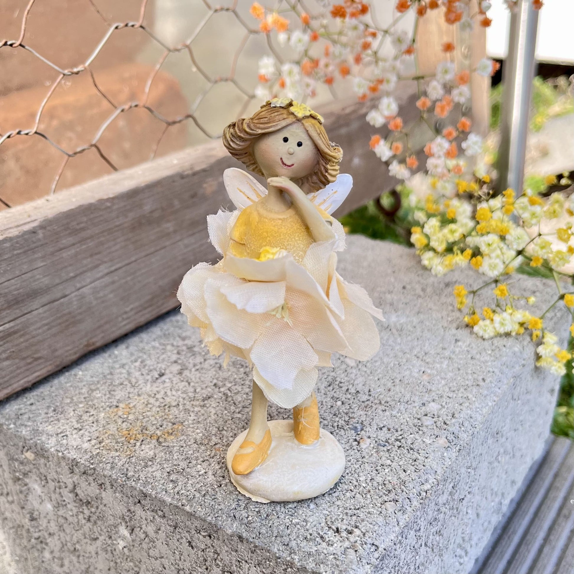 Elfe Seidenblume - stehend - in gelb. Es gibt sie in 2 Ausführungen.
Maße: Höhe ca. 9,5 cm
Material: Polyresin, Kunststoff
Farben: gelb
Lieferumfang: 1 Elfe in der ausgesuchten Variante