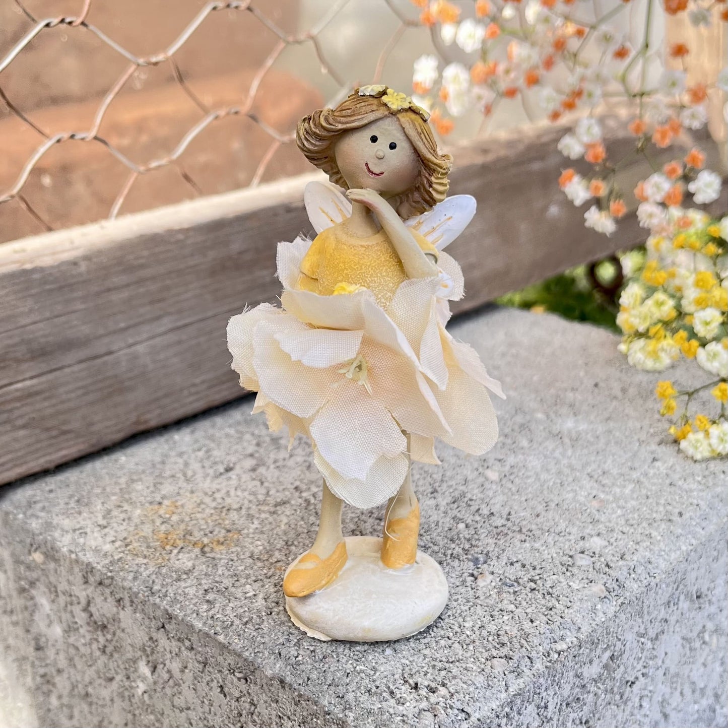 Elfe Seidenblume - stehend - in gelb. Es gibt sie in 2 Ausführungen.
Maße: Höhe ca. 9,5 cm
Material: Polyresin, Kunststoff
Farben: gelb
Lieferumfang: 1 Elfe in der ausgesuchten Variante