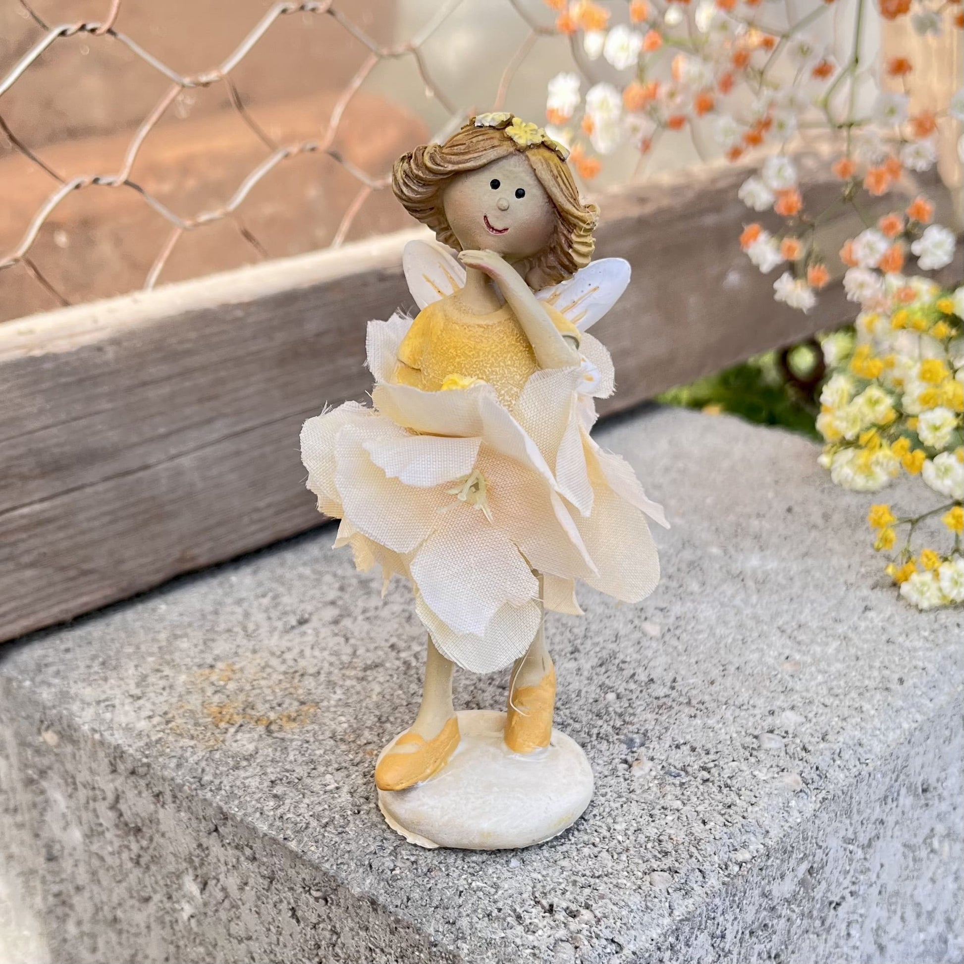 Elfe Seidenblume - stehend - in gelb. Es gibt sie in 2 Ausführungen.
Maße: Höhe ca. 9,5 cm
Material: Polyresin, Kunststoff
Farben: gelb
Lieferumfang: 1 Elfe in der ausgesuchten Variante