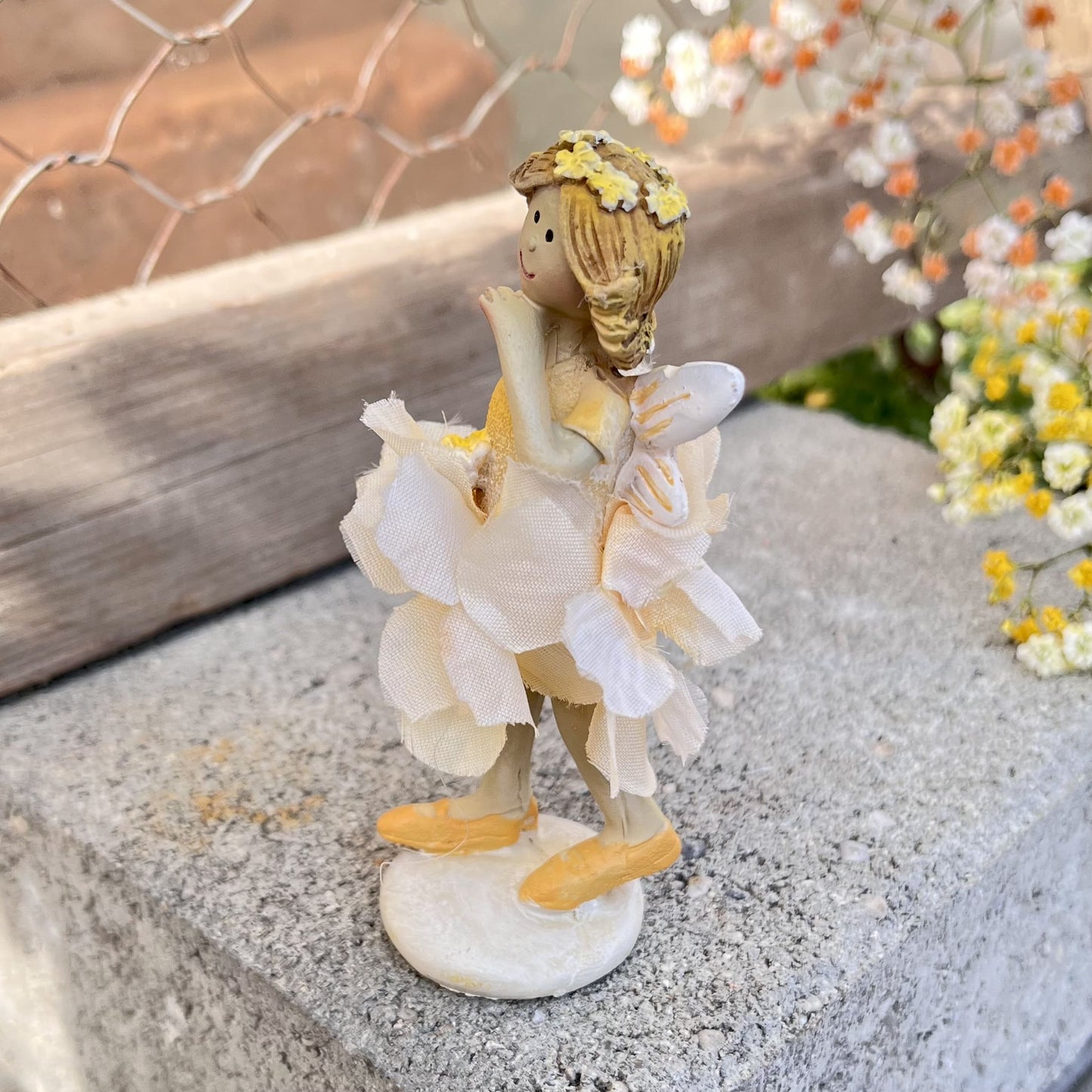 Elfe Seidenblume - stehend - in gelb. Es gibt sie in 2 Ausführungen.
Maße: Höhe ca. 9,5 cm
Material: Polyresin, Kunststoff
Farben: gelb
Lieferumfang: 1 Elfe in der ausgesuchten Variante