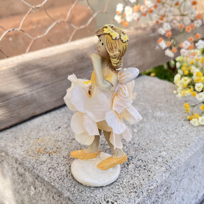 Elfe Seidenblume - stehend - in gelb. Es gibt sie in 2 Ausführungen.
Maße: Höhe ca. 9,5 cm
Material: Polyresin, Kunststoff
Farben: gelb
Lieferumfang: 1 Elfe in der ausgesuchten Variante
